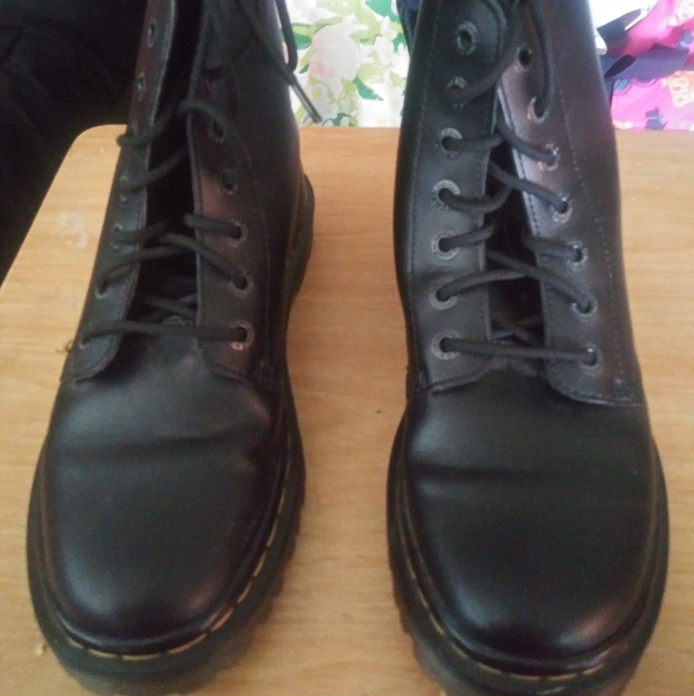Black Dr. Martens size 7
Good condition in and out